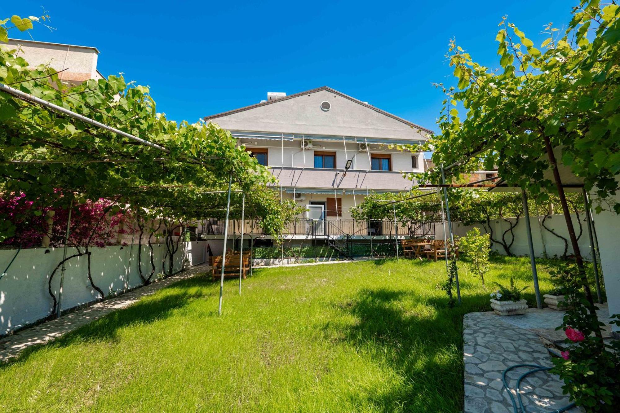 Kalpazo Kaja Vila Garden Golem  Buitenkant foto